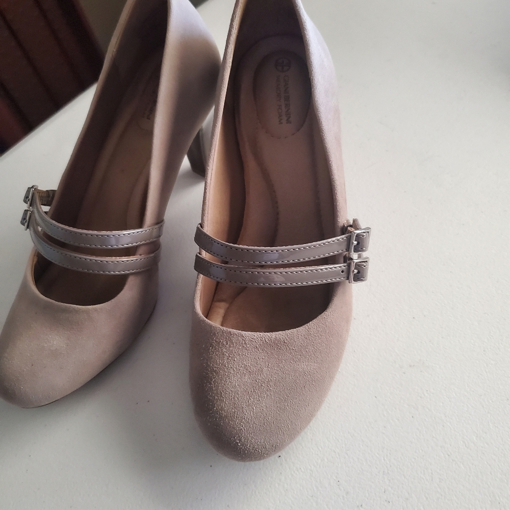 Heels - Picture 2 of 3